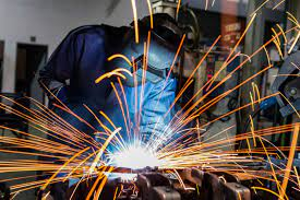 Picture detailing U.S. manufacturing data for February, with the PMI dropping to 50.3%. The image discusses the increase in price pressures and the impact of tariffs on the economy, including the service sector’s role in driving U.S. growth. The ISM index readings highlight uncertainty due to global trade concerns.